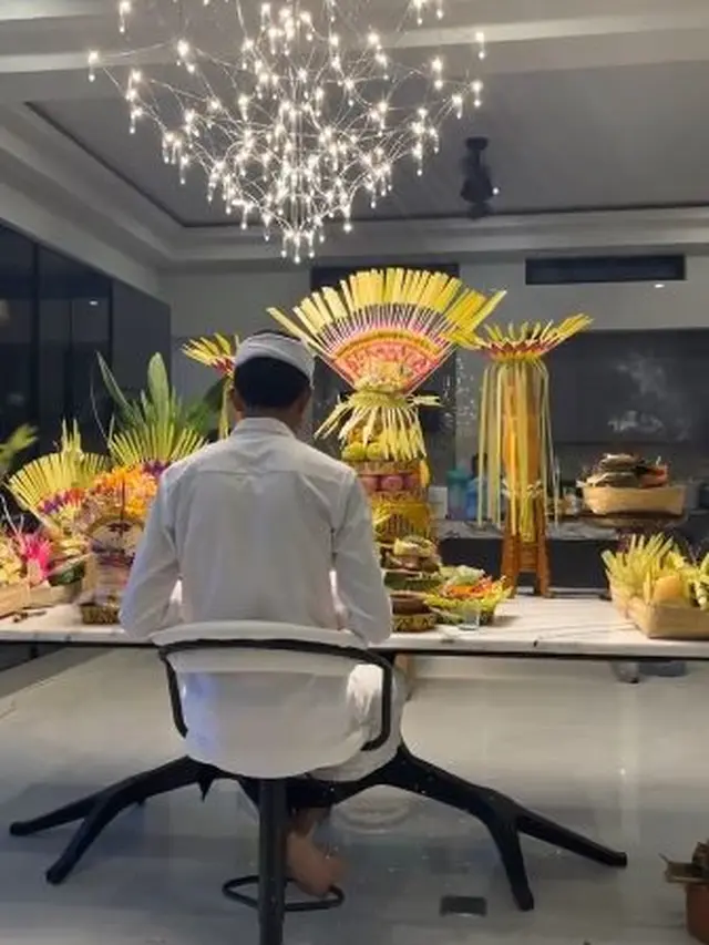 6 Potret Jessica Iskandar Syukuran Rumah Baru, Pakai Upacara Adat Bali