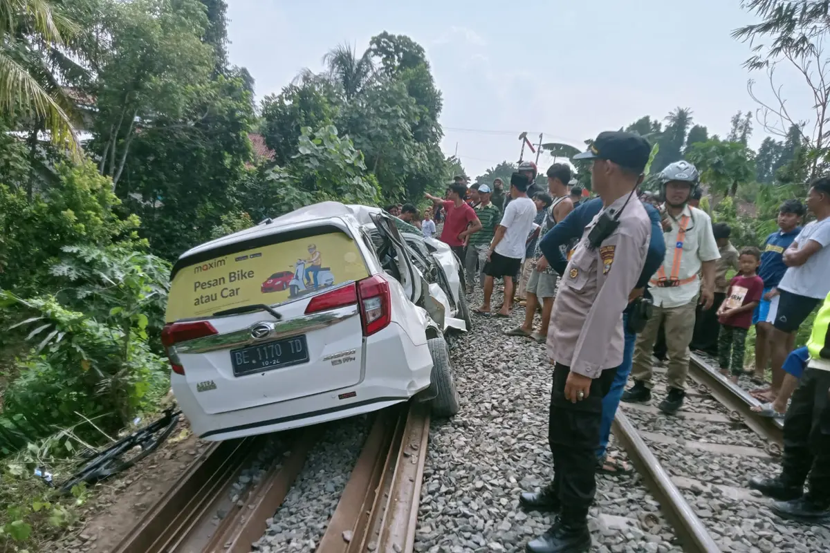 Mobil taxi online maxim risngsek setelah tertabrak kereta api di perlintasan tanpa palang pintu di Jalan Sebiay, Kecamatan Natar, Lampung Selatan. Foto : (Istimewa).