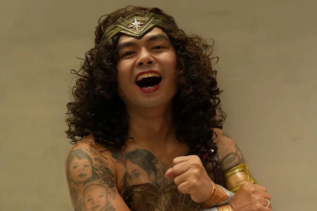 Wendi Cagur pakai kostum Wonder Woman (Instagram/t_orasudi_ro))