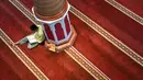 Seorang pria bertadaruys Alquran usai melaksanakan sholat di bulan suci Ramadhan di Masjid Al Makmur Banda Aceh pada 23 Maret 2023.  (AFP/CHAIDEER MAHYUDDIN)