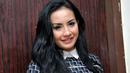 Shinta Bachir menjadi pusat perhatian publik saat ia memutuskan untuk melepas hijabnya. Tak ayal hal itu membuat dirinya dihujani dengan komentar bernada pedas oleh warganet, namun belakangan ini ia kembali mengenakan hijab. (Foto: Liputan6.com)