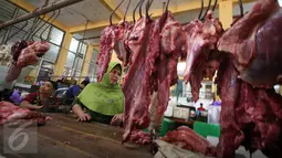 Pedagang daging sapi menunggu pembeli di Pasar Beringharjo, Yogyakarta, Kamis (9/6). Hari keempat bulan Ramadan, harga daging sapi di pasar tradisional merangkak tinggi hingga menembus harga Rp120.000 per kilogram. (Liputan6.com/Boy Harjanto)