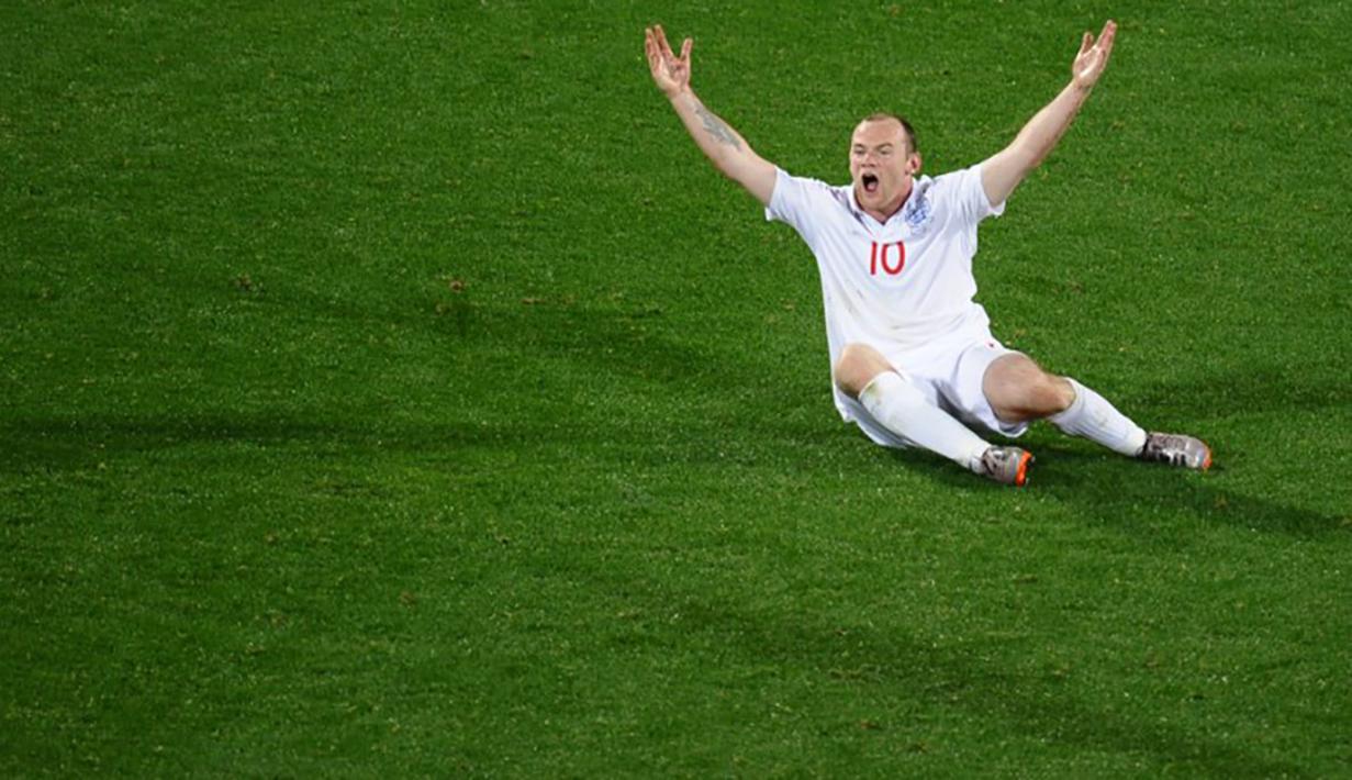 Wayne Rooney berteriak protes terhadap wasit saat laga Piala Dunia melawan USA di Stadion Royal Bafokeng, Afrika Selatan, Sabtu (12/6/2010). (AFP Photo/Hoang Dinh Nam)