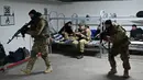 Pasukan Pertahanan Teritorial Ukraina, cadangan militer Angkatan Bersenjata Ukraina, makan siang sementara yang lain berlatih di garasi bawah tanah yang telah diubah menjadi pangkalan pelatihan dan logistik di Kiev, pada Jumat (11/3/2022). (Sergei SUPINSKY / AFP)