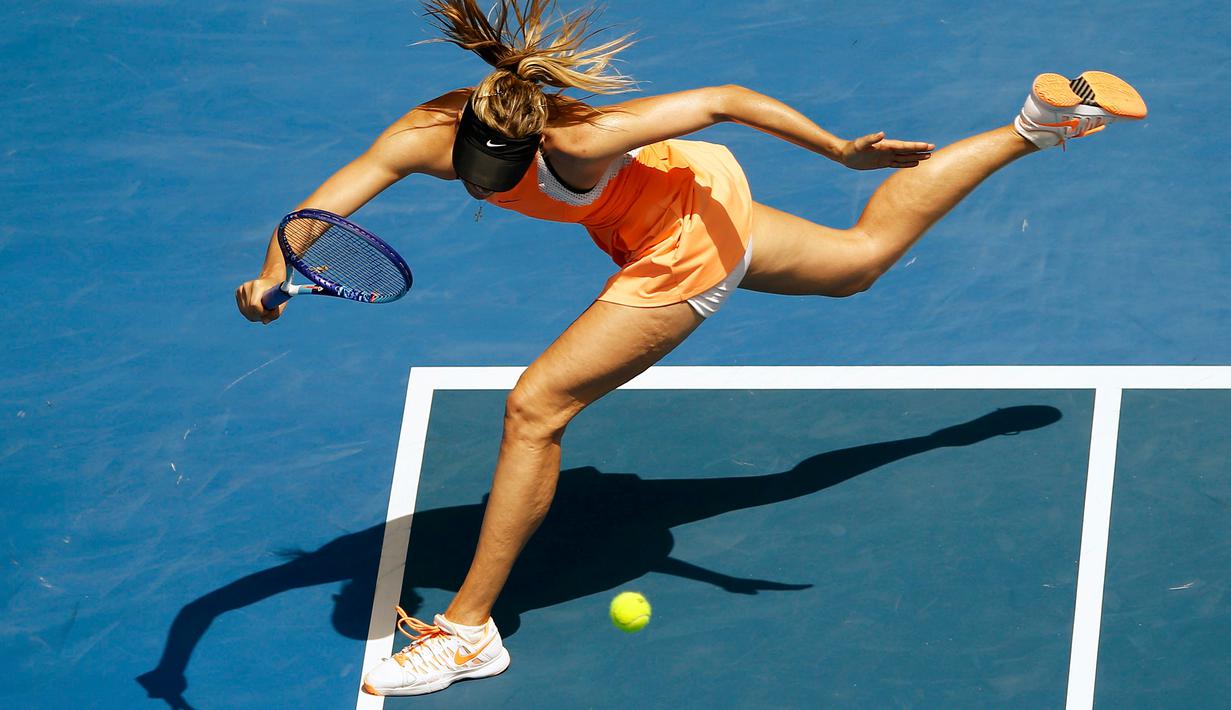 Maria Sharapova berusaha mengembalikan bola pukulan petenis Amerika Serikat, Serena Williams pada perempat final turnamen tenis Australia Open 2016 di Melbourne Park (26/1). Williams Kalahkan Sharapova 6-4, 6-1. (REUTERS/Jason Reed)