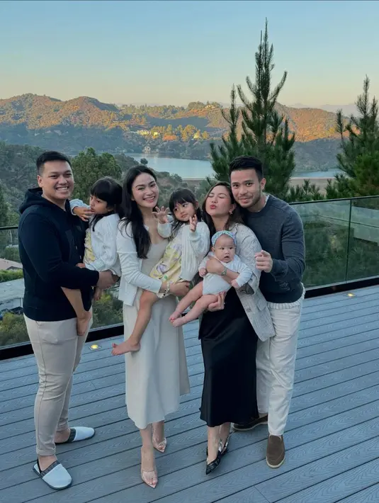 Yakup Hasibuan sendiri tampil mengenakan atasan abu-abu lengan panjang dan celana panjang beige. [Foto: Instagram/jscmila]