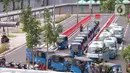 Angkutan umum parkir di kawasan penataan integrasi antarmoda Stasiun Tanah Abang, Jakarta Pusat, Minggu (7/6/2020). Semua moda angkutan transportasi umum diberi jalur khusus untuk mengangkut penumpang kereta rel listrik dengan tertib dan nyaman. (Liputan6.com/Angga Yuniar)