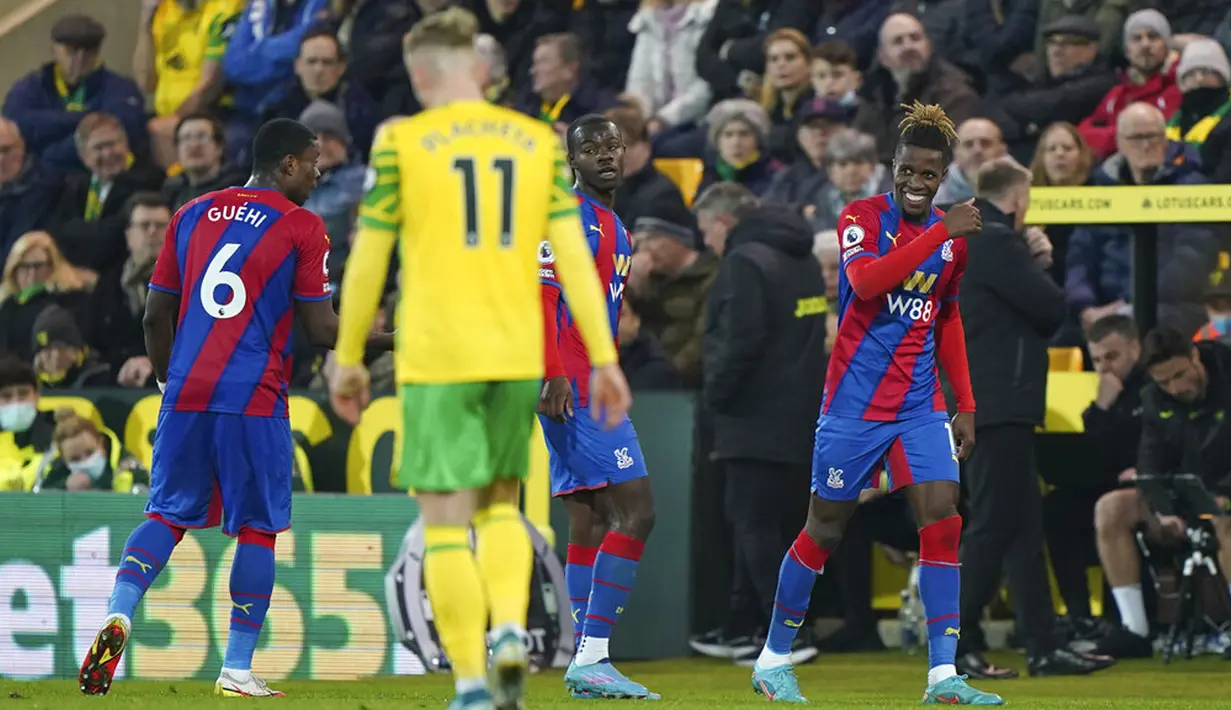 Pemain Crystal Palace Wilfried Zaha (kanan) melakukan selebrasi usai mencetak gol ke gawang Norwich City pada pertandingan sepak bola Liga Inggris di Carrow Road, Norwich, Inggris, 9 Februari 2022. Pertandingan berakhir imbang 1-1. (Joe Giddens/PA via AP)