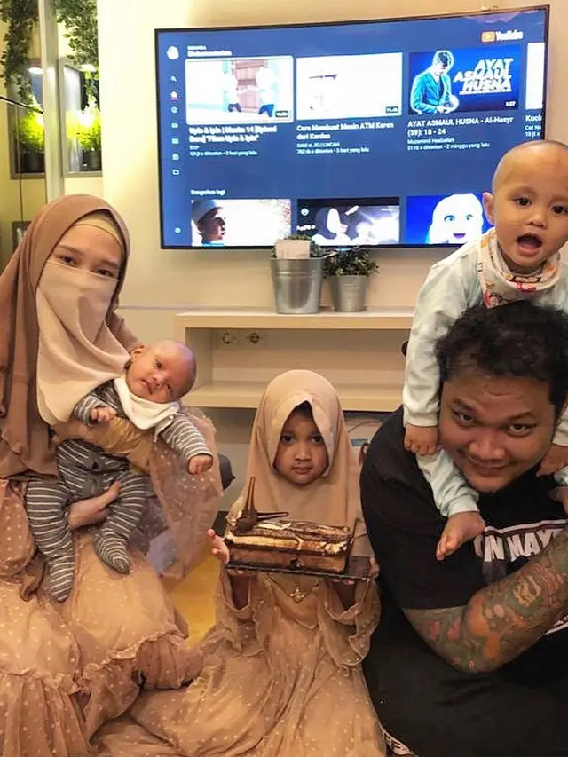 7 Potret Lawas Virgoun Bareng Inara Asuh Anak, Kini Jadi Kenangan