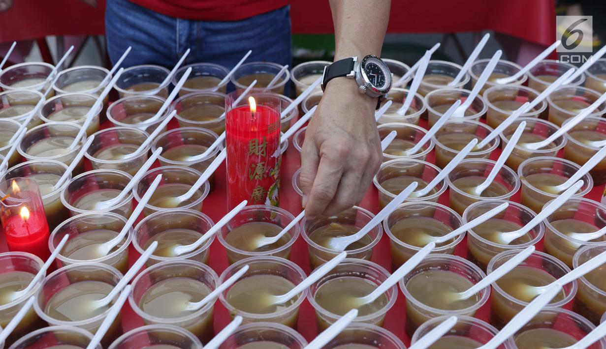 Salah satu minuman untuk berbuka puasa tersaji di Vihara Dharma Bakti di kawasan Petak Sembilan, Jakarta, Jumat (10/5/2019). Beragam menu makanan dan minuman khas untuk berbuka puasa disediakan secara gratis oleh komunitas muslim Tionghoa-Indonesia. (Liputan6.com/Helmi Fithriansyah)