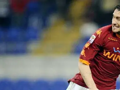 Selebrasi gol dari striker dan kapten AS Roma Francesco Totti ke gawang Lazio dalam lanjutan Serie A di Olympic Stadium, 13 Maret 2011. Roma unggul 2-0. AFP PHOTO / FILIPPO MONTEFORTE 