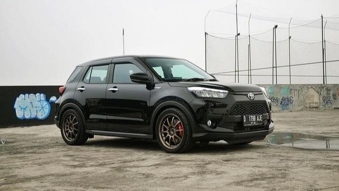Penggunaan velg Rays CE28 dengan offset fender datar memberikan kesan garang, mentah dan aura racing yang kuat.  Selain itu, pemilik mobil ini juga meningkatkan performa pengereman dengan mengganti rem menggunakan Big Brake Kit (BBK).  Selain itu, suspensinya sedikit diperpendek sehingga memiliki proporsi yang lebih pas.  (Sumber: Instagram/@automodifshow)