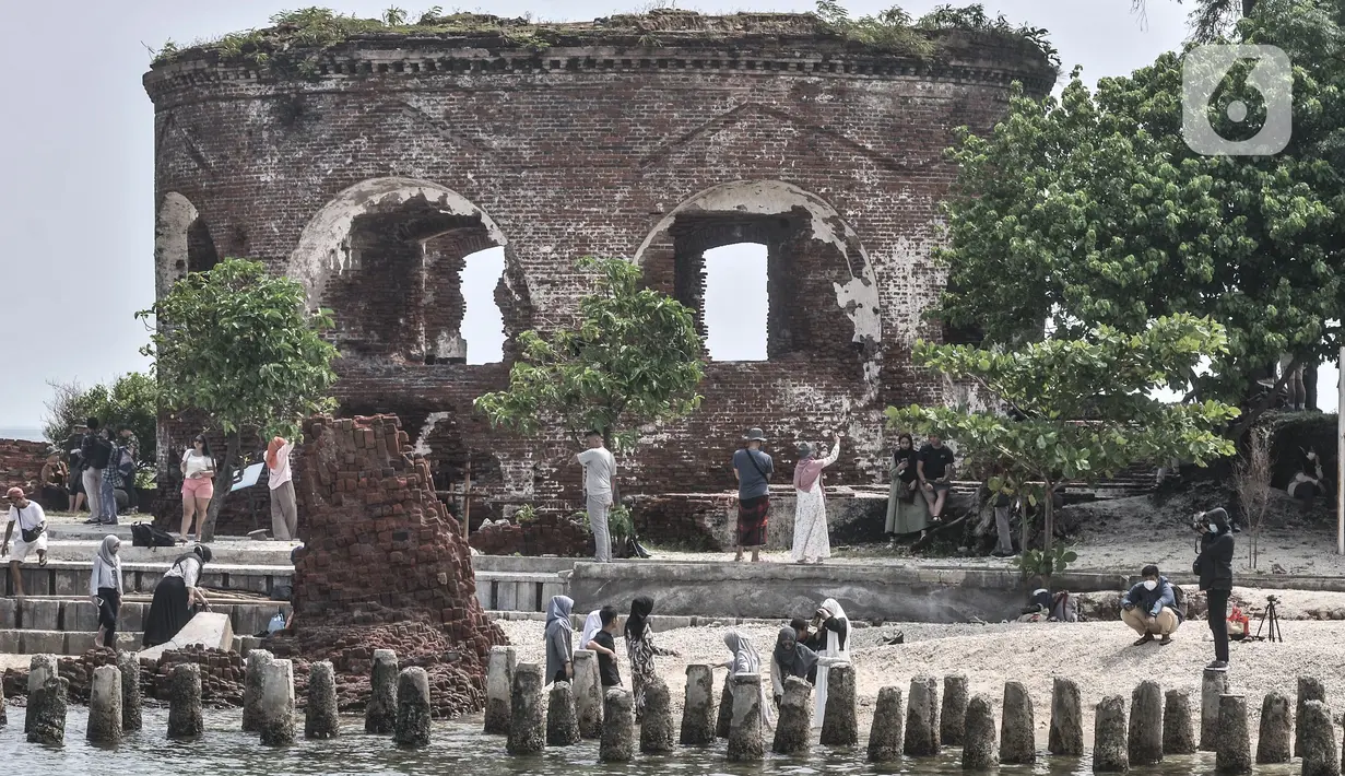 <p>Wisatawan saat berkunjung ke Pulau Kelor, Kepulauan Seribu, Jakarta, Minggu (11/4/2021). Pariwisata Kepulauan Seribu mulai ramai dikunjungi wisatawan setelah beberapa waktu lalu Pemprov DKI membuka kembali seiring menurunnya kasus Covid-19. (merdeka.com/Iqbal S Nugroho)</p>