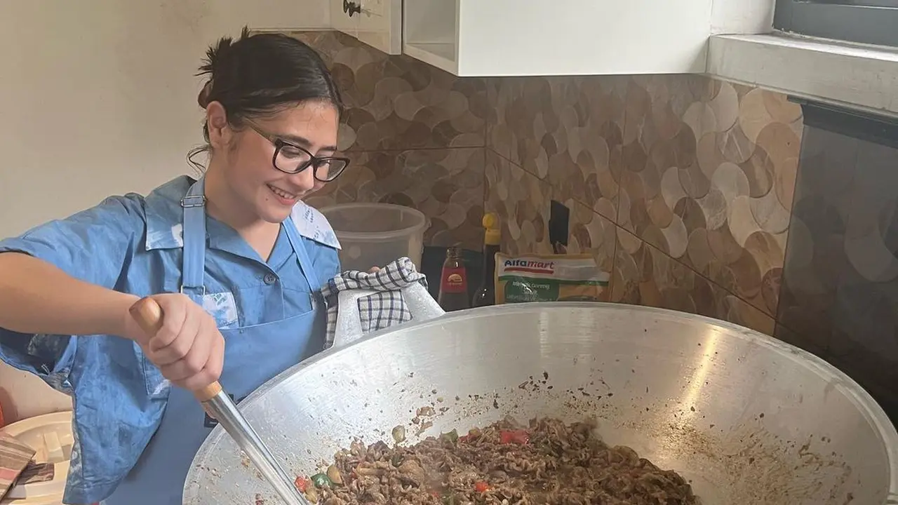Prilly Latuconsina Masak Besar (Instagram/prillylatuconsina96)