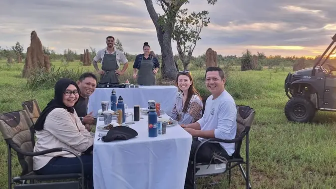<p>Sarapan pagi di tengah lahan luas yang menjadi fasilitas dari Finniss River Lodge, Darwin, Australia. Pemandangan indah sunrise menambah kesan istimewa pada momen spesial tersebut.</p>