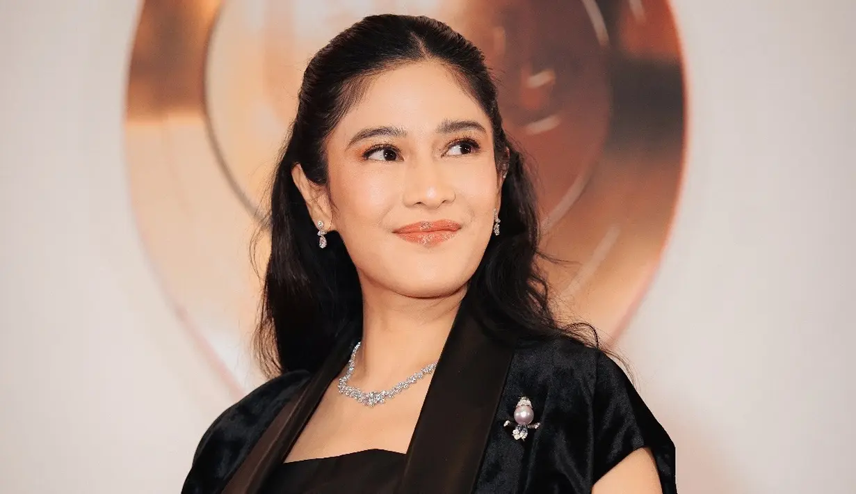 <p>Dian Sastrowardoyo pilih kenakan kebaya di FFI 2023. Ia justru tampil dengan strapless leather yang dilapisi dengan cropped cardigan berbahan velvet dan leather. Kain batik yang jadi bawahan bikin Dian terlihat elegan [@snap.nuel]</p>