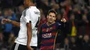 Lionel Messi (R) merayakan golnya ke gawang Valencia pada leg pertama semifinal  Copa del Rey (King's Cup) di Stadion Camp Nou, Barcelona, Kamis (4/2/2016) dini hari WIB. (AFP/Lluis Gene)