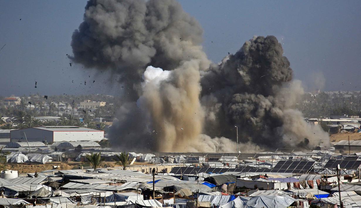 Menurut otoritas setempat, sedikitnya 32 warga Palestina tewas akibat gelombang serangan udara Israel yang menghantam sejumlah wilayah di Jalur Gaza pada Sabtu (31/1/29026). Tampak dalam foto, asap mengepul dari tempat penampungan Gath, yang menampung pengungsi Palestina, setelah serangan udara Israel di sebelah barat Khan Yunis, Jalur Gaza selatan pada 31 Januari 2026. (Bashar Taleb/AFP)