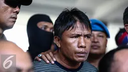 Ridwan Sitorus alias Ius Pane saat tiba di Bandara Halim Perdana Kusumah, Minggu (1/1). Polisi melakukan penangkapan saat Ius tengah berada di salah satu pul bus Antar Lintas Sumatera (ALS). (Liputan6.com/Faizal Fanani)