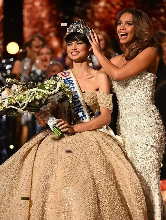 <p>Perempuan 20 tahun tersebut mengalahkan 30 kontestan lainnya. Miss Prancis sebelumnya, Indira Ampiot memberikan mahkota kepada Gilles yang mengenakan ball gown keemasannya. [@simacouture_paris]</p>