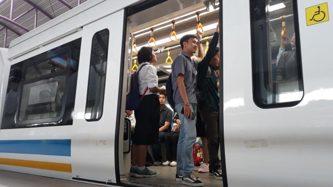 Warga Palembang tetap antusias meski kini naik Kereta api ringan atau light rail trainset (LRT) Palembang tak lagi gratis. (Nurseffi/Liputan6.com)