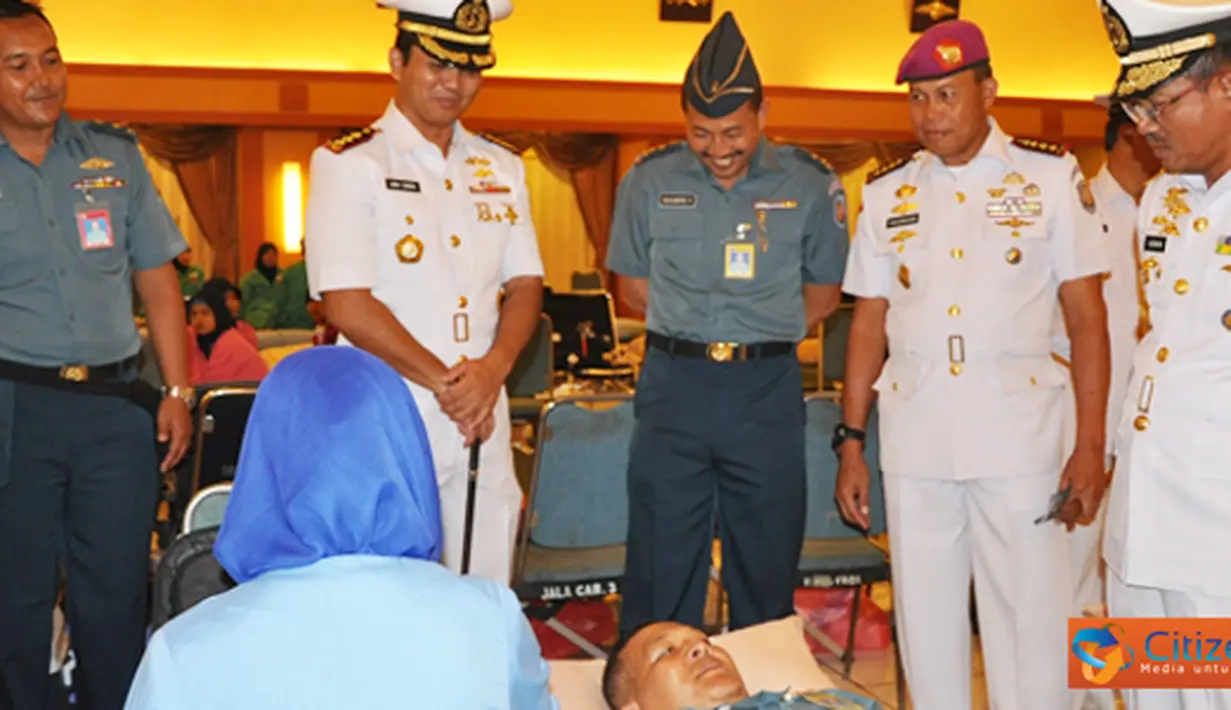 Citizen6, Surabaya: Kegiatan donor darah diadakan di gedung Moeljadi Komando Pengembangan dan Pendidikan TNI AL (Kobangdikal), Surabaya berlangsung selama dua hari mulai Senin (23/4) hingga Selasa (24/4). (Pengirim: Penkobangdikal)