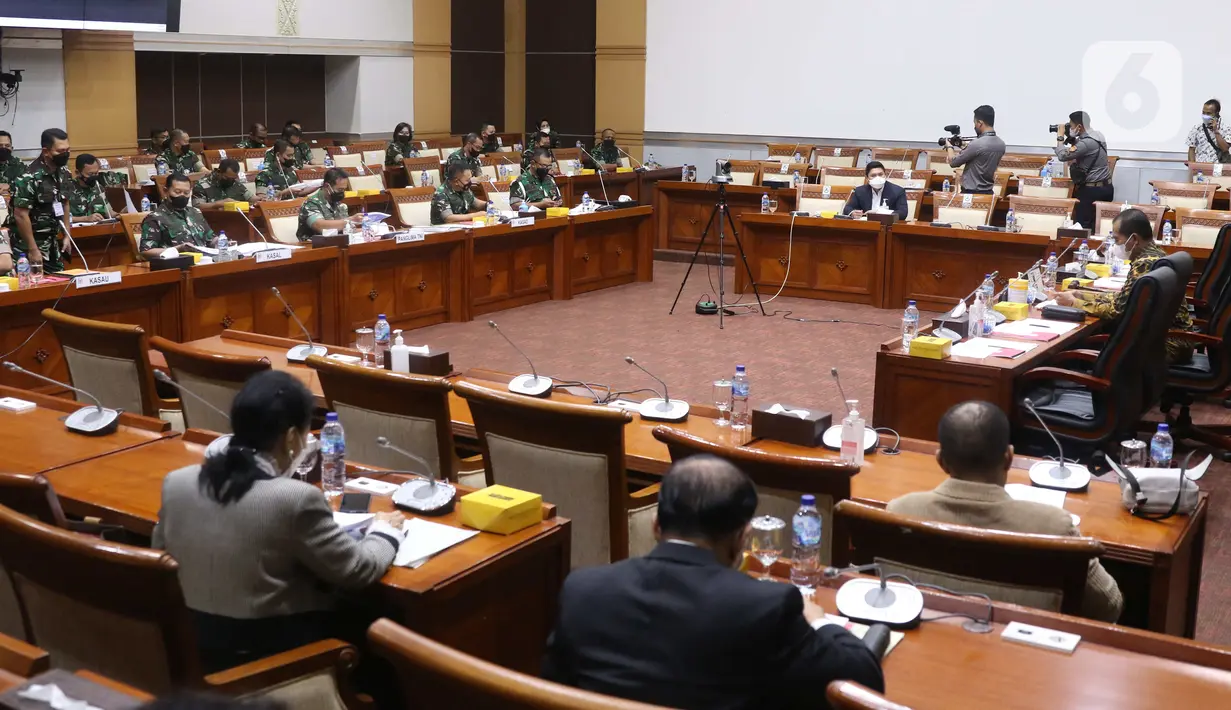 Suasana rapat kerja antara Panglima TNI Jenderal Andika Perkasa dengan Komisi I di DPR RI di Jakarta, Senin (24/1/2022). Agenda rapat antara lain Pencapaian target program MEF TNI Tahun 2021, Skenario TNI terhadap dinamika keamanan di Laut Cina Selatan dan Indo Pasifik.  (Liputan6.com/Angga Yuniar)