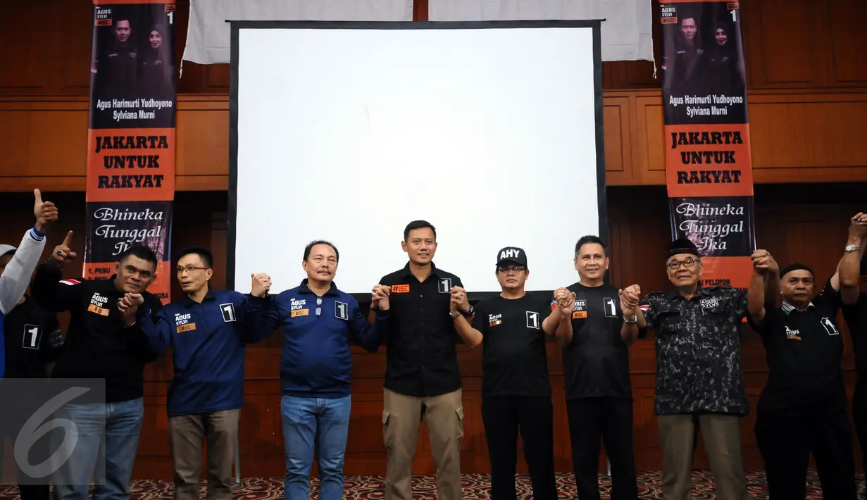 Cagub DKI Jakarta, AgusHarimurtiYudhoyono (AHY-tengah) berfotobersamatokohkoalisitujuhpartai non parlemen di Jakarta, Sabtu (28/1). Selainbertatapmuka, AHY jugamemaparkanvisimisinya. (Liputan6.com/HelmiFithriansyah)