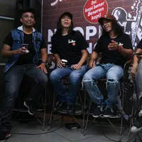 Slank melalui program Slankerpreneur yang mereka gagas beberapa waktu lalu pun memiliki cara jitu untuk membuat para slankers, sebutan penggemarnya produktif dari segi ekonomis. (Nurwahyunan/Bintang.com)