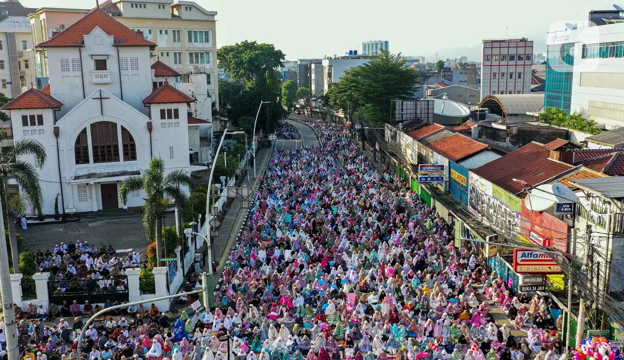 Ribuan umat Islam tumpah ruah melaksanakan salat Idul Fitri di sisi kanan dan kiri Gereja Koinonia Jatinegara, Jakarta Timur. (Liputan6.com/Angga Yuniar)