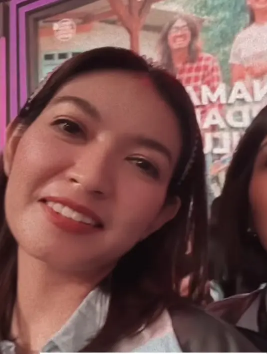 Rambut coklat sebahunya dibiarkan terurai dengan mengenakan aksesori bando dengan detail beads warna putih. Ia pun tampil tanpa aksesori lainnya. [@cacatengker]