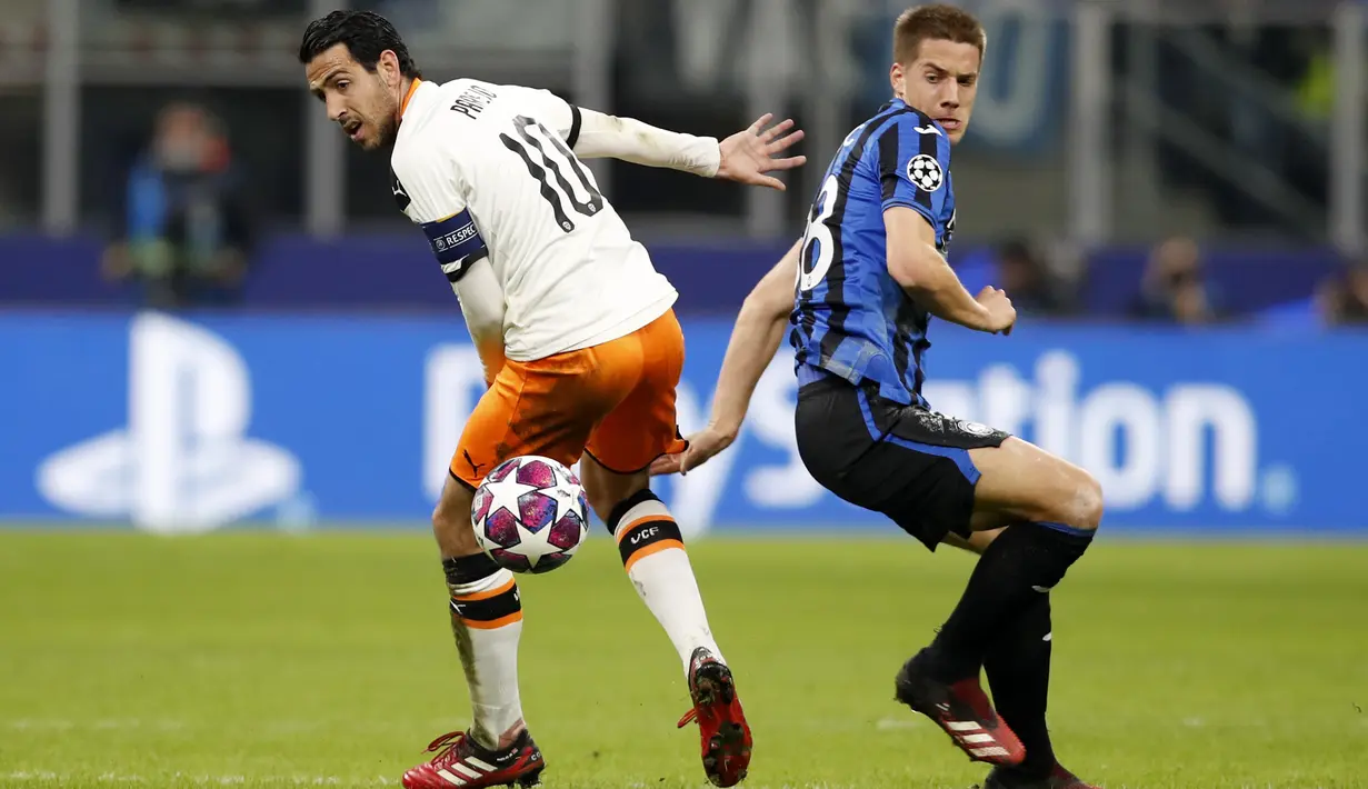 Gelandang Atalanta, Mario Pasalic berebut bola dengan pemain Valencia, Dani Parejo pada pertandingan leg pertama babak 16 besar Liga Champions di stadion San Siro di Milan, Italia, Rabu, (19/2/2020). Atalanta menang telak atas Valencia 4-1.  (AP Photo/Luca Bruno)