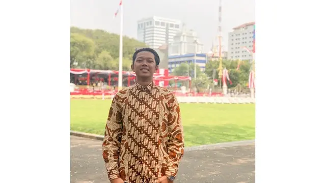 7 Potret Bayu Skak dalam Busana Tradisional Hingga Batik, Bangga Jadi Anak Indonesia