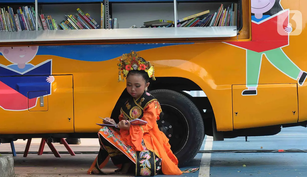 Untuk menambah kenyamanan untuk membaca mobil perpustakaan dan kearsipan Pemprov DKI Jakarta menyediakan ruang referensi yang bisa digunakan untuk pengunjung taman.(merdeka.com/imam buhori)