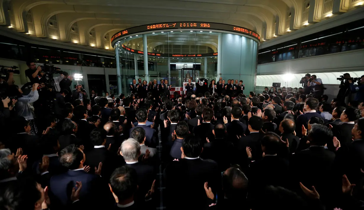 Suasana penutupan pedagangan bursa saham 2016 di Bursa Efek Tokyo, Jepang, Jumat (30/12). Penutupan tersebut dihadiri maskot prefektur Kumamoto bernama Kumamon (REUTERS/Toru Hanai)