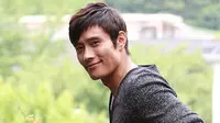Lee Byung Hun Senang Akan Jadi Ayah