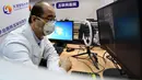 Petugas medis Rumah Sakit Umum Universitas Kedokteran Tianjin melakukan pemeriksaan daring via ponsel di Tianjin, 3 Maret 2020. RS itu meluncurkan pemeriksaan dan pemberian resep secara daring serta pengiriman obat untuk membantu mencegah kemungkinan infeksi silang virus corona. (Xinhua/Li Ran)
