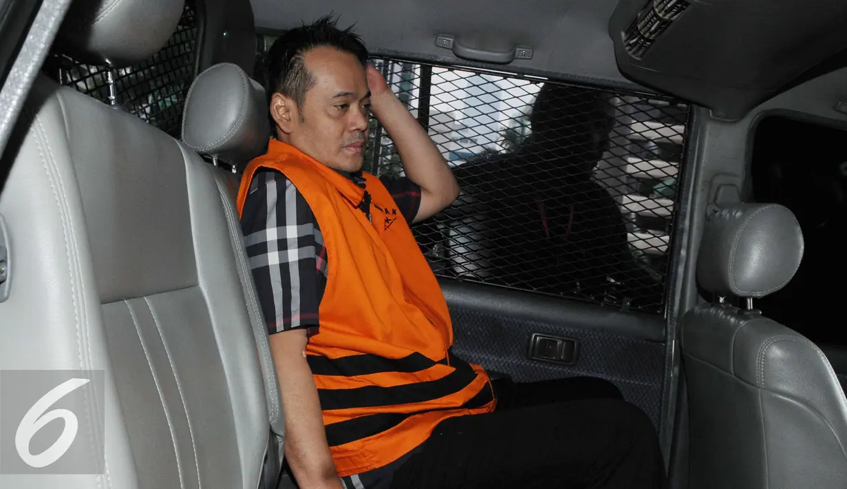 Direktur Utama PT Melati Technofo Indonesia (MTI), Fahmi Darmawansyah memasuki mobil usai diperiksa penyidik KPK, Jakarta, Selasa (10/1). Dalam kasus suap Bakamla KPK telah menetapkan empat orang sebagai tersangka. (Liputan6.com/Helmi Afandi)