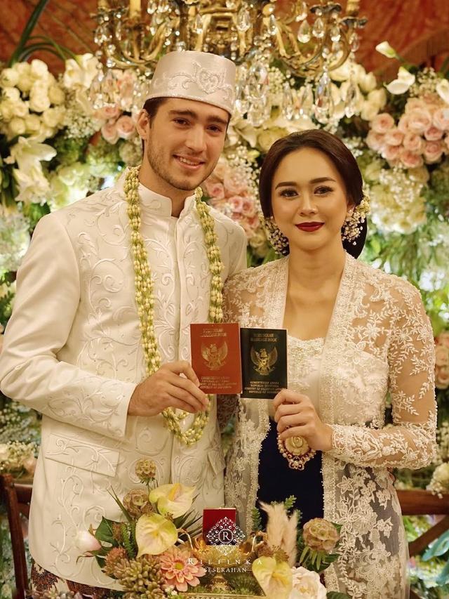 Aura Kasih melahirkan (Sumber: Instagram/aurakasih/eryckama_ral/)