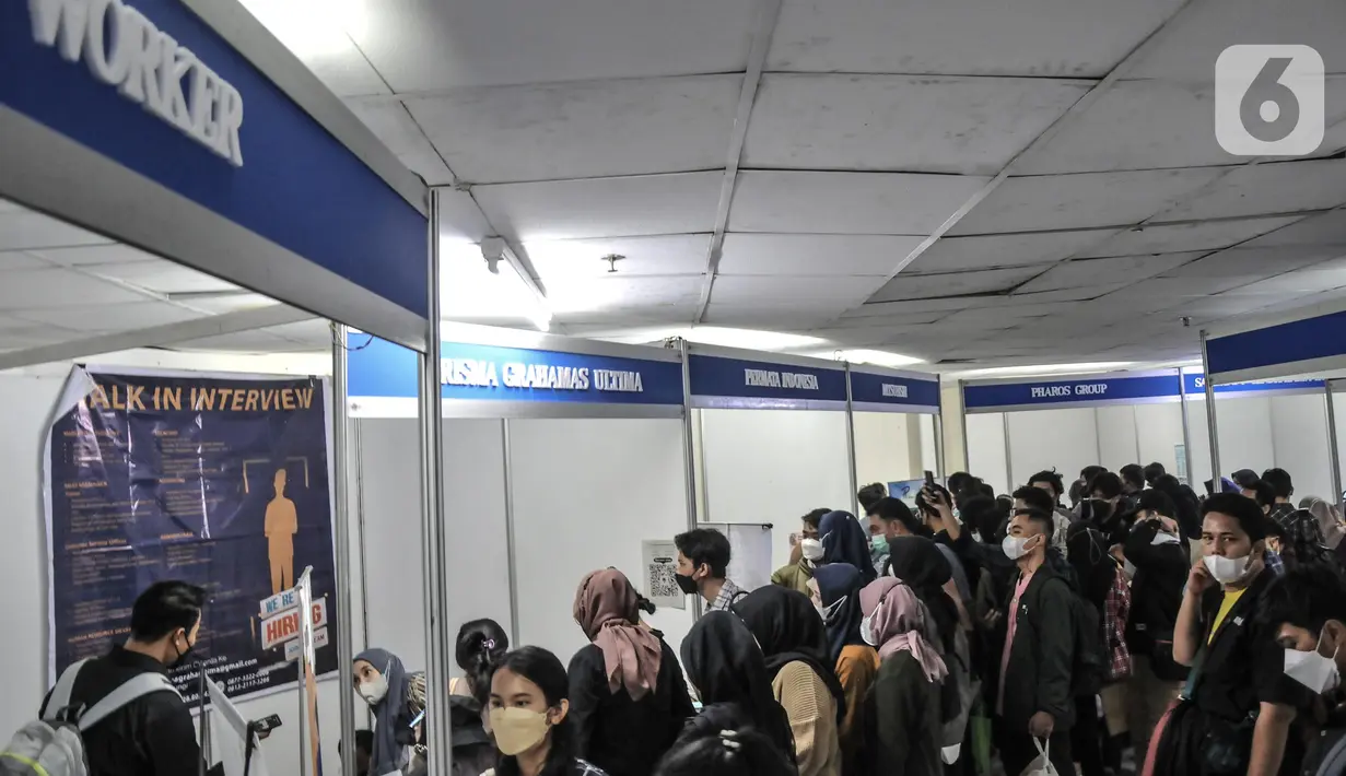 Calon pelamar kerja memadati booth perusahaan saat Jakarta Job Fair 2022 di ITC Cempaka Mas, Jakarta Pusat, Selasa (13/9/2022). Job fair ini menyediakan sekitar 20 ribu lowongan kerja. (merdeka.com/Iqbal S. Nugroho)