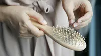 How to Clean Hair Brush Correctly: Plastic Brush and Wooden Bruh
