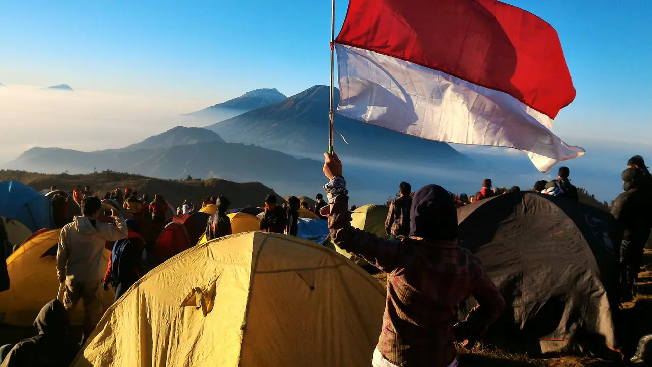Ilustrasi Merah Putih di Puncak Gunung