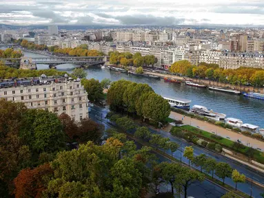 Pohon-pohon mulai menampakkan warna musim gugur dalam foto ini yang menampilkan Sungai Seine dan cakrawala kota Paris, Perancis, Selasa (6/10/2015). (REUTERS/Jacky Naegelen)