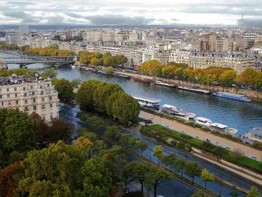Pohon-pohon mulai menampakkan warna musim gugur dalam foto ini yang menampilkan Sungai Seine dan cakrawala kota Paris, Perancis, Selasa (6/10/2015). (REUTERS/Jacky Naegelen)