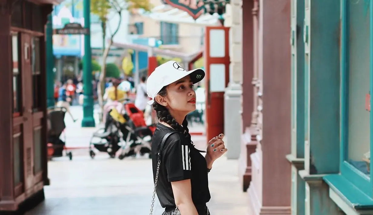 Seperti ketika Michelle sedang berada di Singapura ini. Gayanya fresh dengan menggunakan kaos hitam dengan topi putih. Ditambah dengan tatanan rambutnya dikepang buat Michelle makin cantik. (Liputan6.com/IG/@michelleziu)