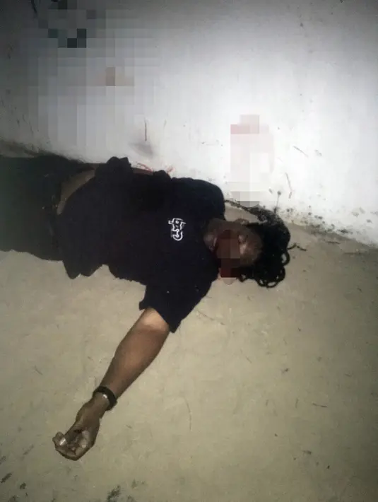 Mayat seorang pria korban penembakan di kelab malam Blue Parrot tergeletak dilantai, Meksiko (16/1). Akibat penembakan tersebut, sedikitnya lima orang tewas dan belasan lainnya dilaporkan mengalami luka-luka. (AFP/Angel Rubio Yepez)