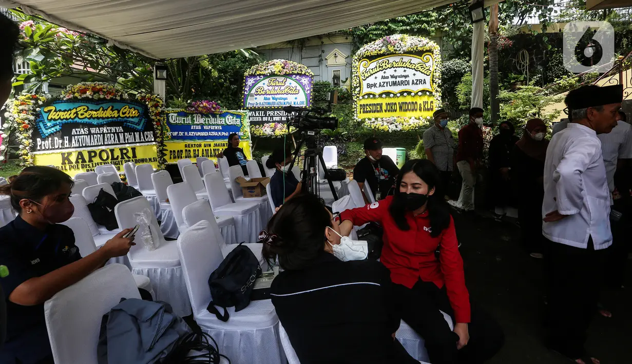 Awak media menunggu kedatangan jenazah mendiang Ketua Dewan Pers Azyumardi Azra di Perumahan Puri Laras 2, Ciputat, Tangerang Selatan, Banten, Senin (19/9/2022). Azyumardi Azra meninggal dunia di Rumah Sakit Kedah, Selangor, Malaysia, 18 September 2022 pukul 12.30 waktu setempat. (Liputan6.com/Johan Tallo)