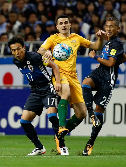 Pemain Australia, Tomi Juric berebut bola dengan dua pemain Jepang, Yosuke Ideguchi (kanan) dan Jepang Makoto Hasebe saat pertandingan kualifikasi Piala Dunia Grup B di Saitama, Jepang (1/9). (AP Photo / Shuji Kajiyama)