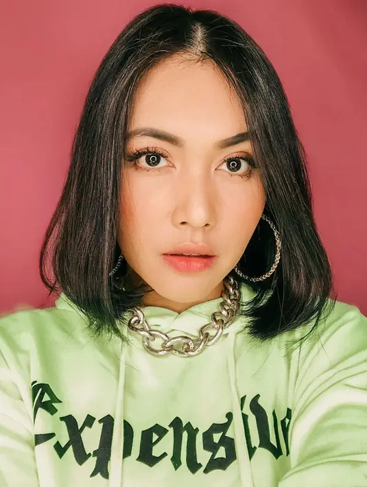 “Dia pakai alat chemoport, alat kemoterapi yang ditaruh di dadanya dia supanya menjadi jalan masuk obat-obatan kemo. Itu dipasangnya lewat surgery,” ujar Denada. (Instagram/denadaindonesia)