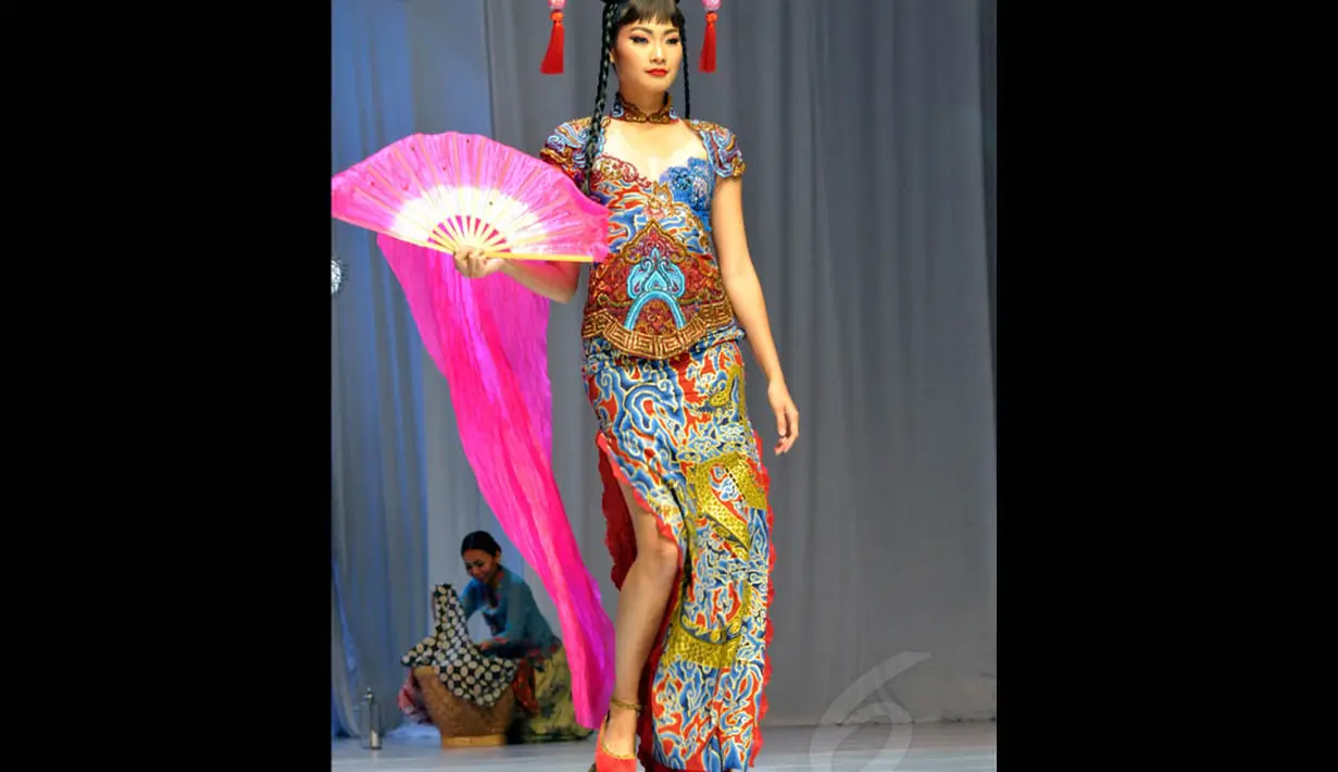 Para model terlihat berjalan anggun membawakan kebaya yang dibuat layaknya gaun cheongsam yang berpotongan lurus dan ramping, Jakarta, (3/9/14). (Liputan6.com/Panji Diksana)